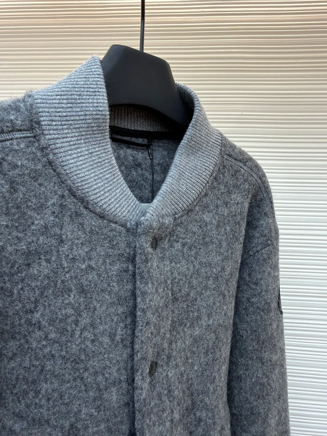P770 Canada Goose Fleece Badge Button Jacket ●Original version: purchased and developed by 6199 ●Item number: 1682131-C55 ●Fabric: wool blended fabric ●Technology: rib knitting ●Color: dark gray ●Version: fitted version ●Weight: about 910 grams ●Size: S-M-L-XL ●Description: Wool blend fabric: The main fabric of this jacket is light gray wool blend fabric to improve the fabric's wear resistance, wrinkle resistance and warmth. Wool provides good warmth and a natural feel, while blended fibers enhance the fabric's practicality and durability. Rib knit at collar, cuffs and hem for added stretch and fit. The cutting process needs to ensure that the texture and color of the fabric are evenly distributed, especially with this light gray tone, to avoid chromatic aberrations. The stretchability of wool-blend fabrics needs to be taken into consideration when cutting pieces to ensure dimensional stability of the finished garment. Use a sewing needle and thread suitable for wool-blend fabrics to avoid damage to the fabric during sewing. The sewing stitches are even and firm to prevent thread stripping. The temperature needs to be controlled during ironing to avoid high temperature damage to the fabric while keeping the fabric smooth and crisp. The overall wiring is straight and delicate, the fabric is comfortable and soft, and the color is consistent without color difference. It can be matched with the same style to create a fashionable look and control various occasions. Customized accessories, complete with three standards, same style for men and women!